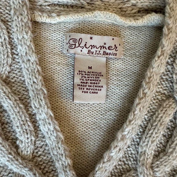 Cozy Y2K sweater with front button detailing - Picture 3 of 4